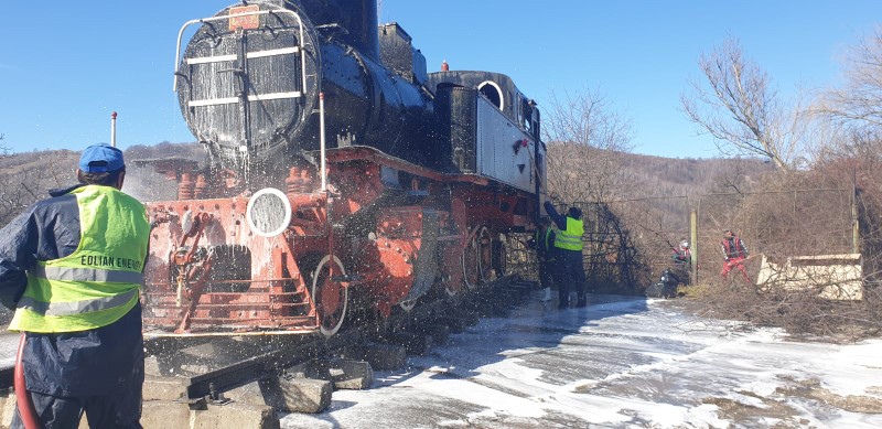 Inainte de a fi relocata, / Locomotiva de langa pasarela a fost vopsita