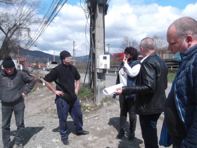In urma unui apel de la un cititor, / ZVJ a prins in flagrant un poluator pe strada Primaverii din Colonia Petrosani, un angajat al unei firme de curierat