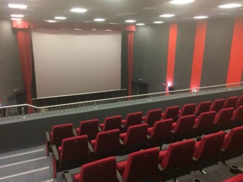 Targul saptamanal si bazinul didactic deocamdata nu, dar cinematograful da! O incidenta sub 1,00 ar putea aduce Petrosaniului redeschiderea bazinului didactic din Aeroport, precum si a Targului saptamanal de la stadion
