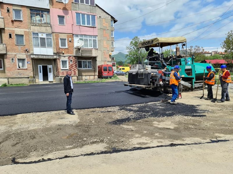 La Petrosani / Continua asfaltarea si reabilitarea unor strazi cu bani de la bugetul local