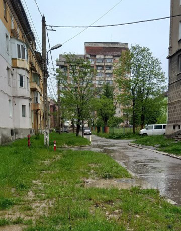 Noroiul din buricul targului… / Trotuarul de pe strada Aleea Florilor, de vizavi de gradinita, trebuie refacut de urgenta!