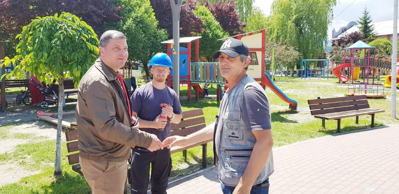 Noua atractie a verii din Parcul C.A.P. Lupeni / Mingiutele colorate de pe cupola