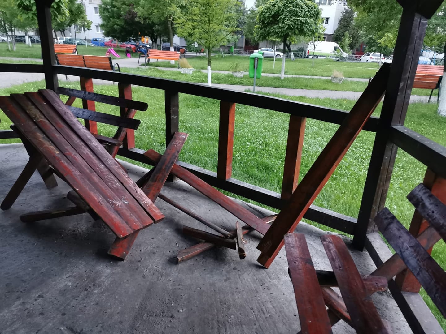 Desi Petrosaniul are politii fel de fel (municipala si chiar locala), / Filigoria din Parcul „Regele Ferdinand I” a fost vandalizata fara mila