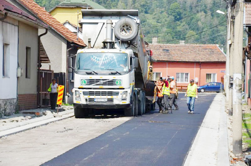 Petrosani / Reabilitarea a cinci drumuri din colonie