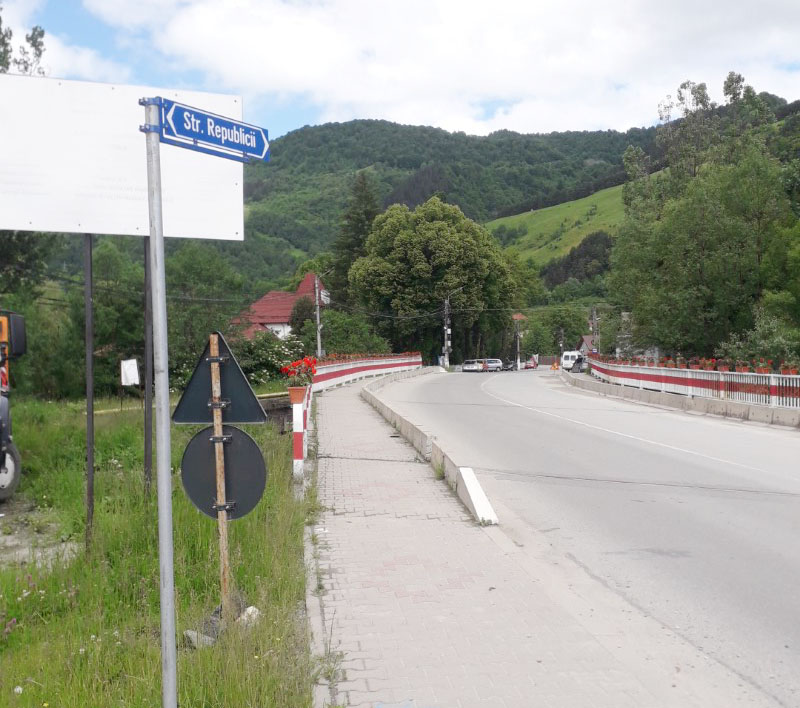 Petrila / Au inceput lucrarile de reabilitare a drumului dintre primarie si cap de linie Lonea