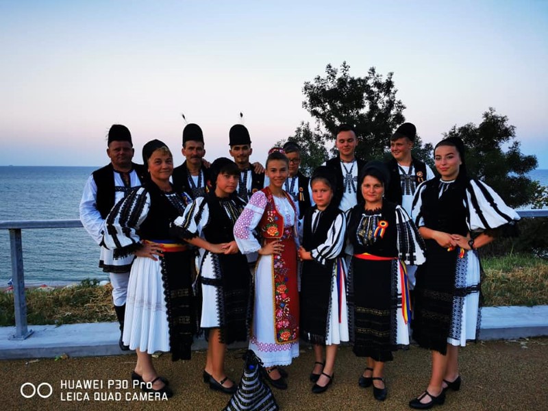Chiar si asa, nesprijiniti de autoritatile locale, valoarea lor si-a spus cuvantul: „Junii petrileni” au castigat vara aceasta un nou festival national de folclor desfasurat la malul marii, cu participarea a 26 de ansambluri folclorice din toata tara