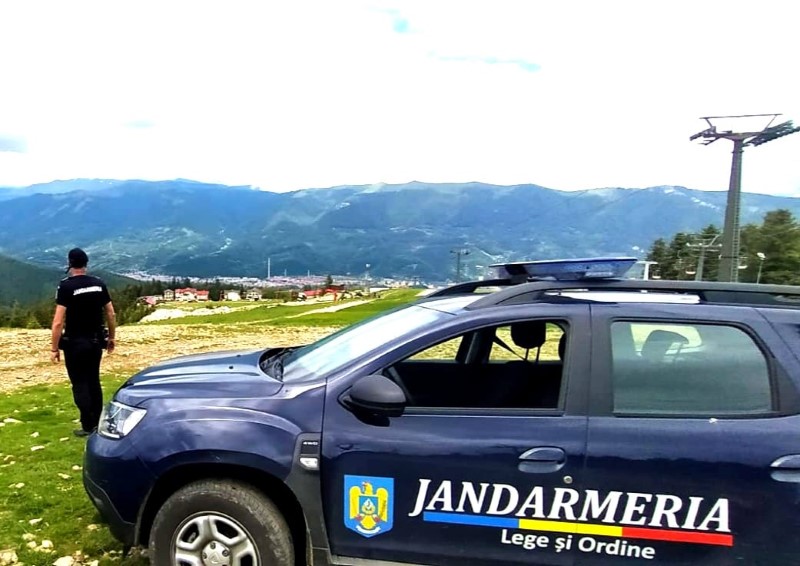 Pe fondul unui cod portocaliu de vreme rea, / Doi tineri au ramas blocati in Masivul Retezat, fiind salvati in timp record de jandarmii montani si salvamontistii hunedoreni!