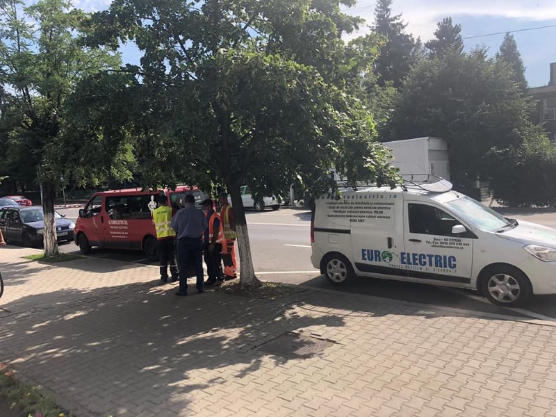 Prima statie de incarcare a vehiculelor electrice din Valea Jiului este de-acum functionala: Marti, 9 august, a fost „alimentat” primul autoturism electric la statia de langa Primaria Petrosani!