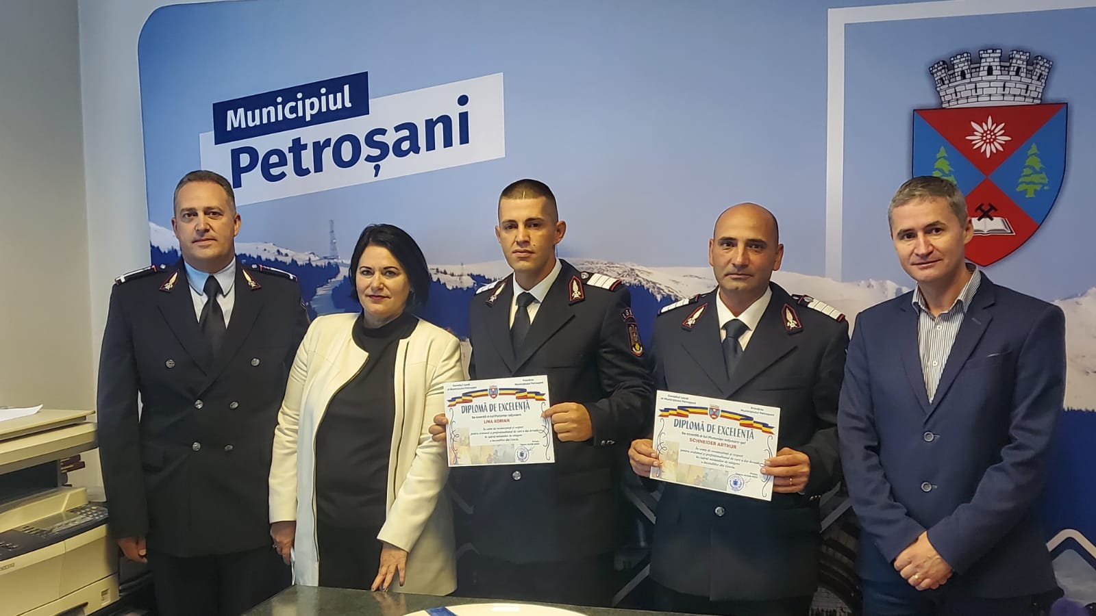 Diplome de excelenta pentru pompierii care s-au luptat cu focul in Grecia