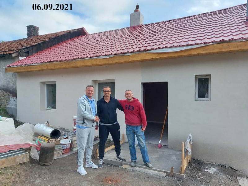 Iarna nu-i va prinde pe copilasi pe drumuri: Casuta incendiata din Lupeni, reabilitata prin grija social-democratilor din Lupeni si a senatorului Cristian Resmerita, arata tot mai bine