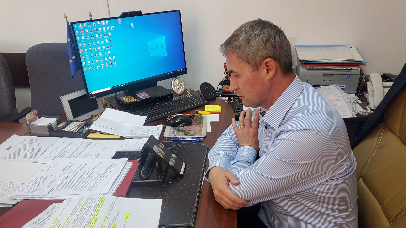 Fiindca scoala a inceput, iar virusul creeaza iar destule probleme, / Primaria din Petrosani a pregatit pentru gradinite, scoli si licee 72.000 de masti de protectie