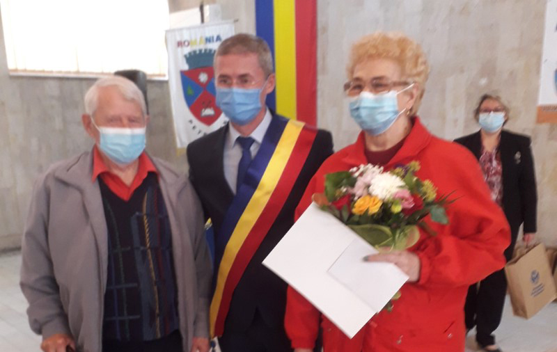 De Ziua Persoanelor Varstnice / 26 de cupluri cu 50 si 60 de ani de casnicie au fost premiate de Primaria Petrosani