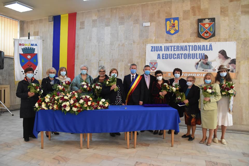 Petrosani / Primarul Tiberiu Iacob-Ridzi a premiat 25 de cadre didactice care s-au pensionat
