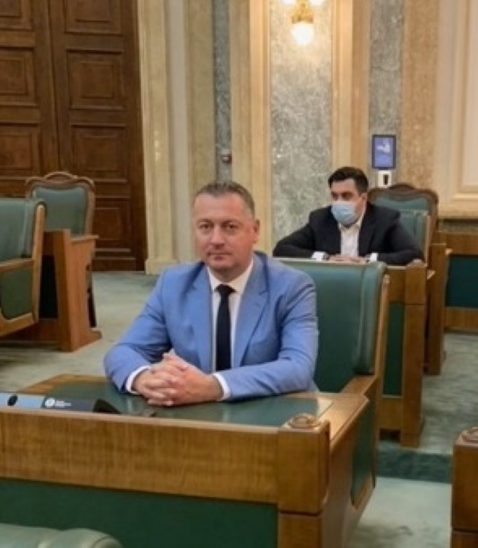Rusine! Cu o intarziere de un an si cam pe furis, / Guvernul PNL-USR-PLUS-UDMR a dat aviz negativ initiativei legislative a senatorului social-democrat Cristian Resmerita, prin care dascalii si medicii din Valea Jiului ar fi putut beneficia de un cuvenit spor salarial de pana la 20%