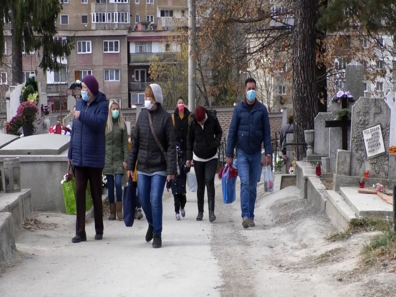 Petrosani / De „Luminatie” - mii de petrosaneni in Cimitirul Central