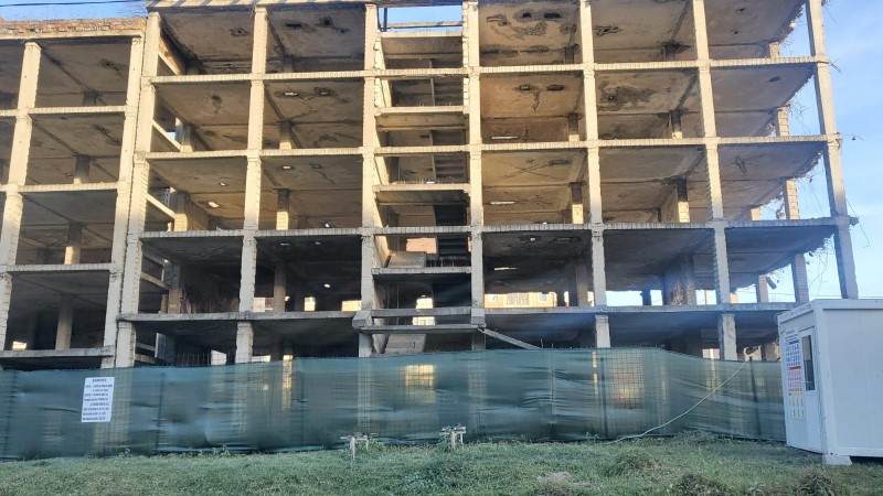 Petrosani / Blocul-fantoma ENEL – demolat de… Apolodor din Bucuresti