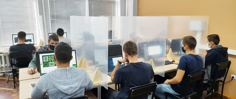 Studentii si cadrele universitare de la Universitatea din Petrosani / Au luat cu asalt laboratoarele