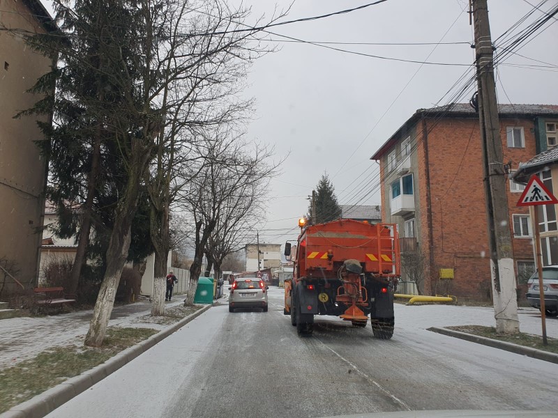 Pentru ca s-a intervenit luni dimineata la timp, / In cateva ore toate drumurile Petrosaniului au scapat de ghetus. Apoi, au fost acoperite de zapada