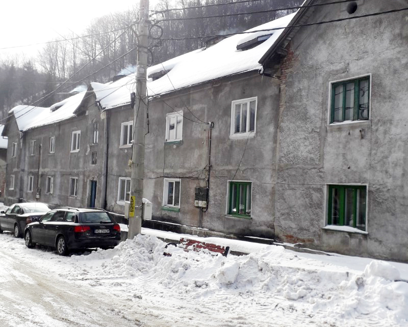 Primarul Aninoasei - apel urgent la Guvernul Romaniei, via Prefectura Hunedoara: Un acoperis al un imobil vechi de peste 130 de ani risca sa cada peste apartamentele a 43 de aninoseni