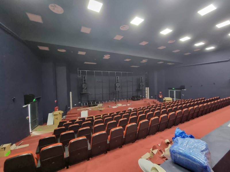 Mult a fost, putin a mai ramas… / La Cinematograful „Cultural” din Cartierul Braia – Lupeni, scaunele si mocheta au fost montate. La fel, sistemul de sonorizare