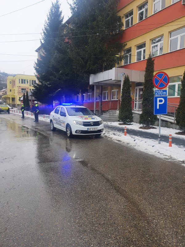 Din dispozitia primarului Petrosaniului, / Politistii vor interzice soferilor parcarea pe prima banda a arterei principale