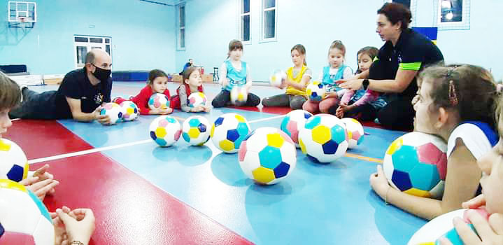 Un indemn: Inscrieti fetita in proiectul UEFA PlayMakers!