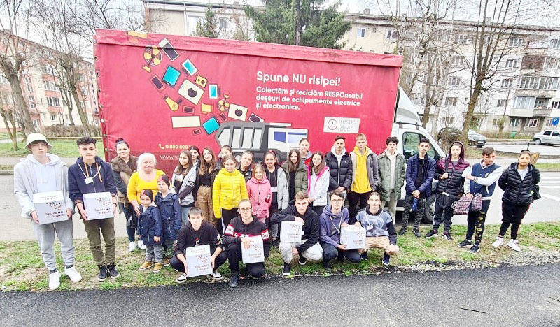 Petrila / Echipa de robotica de la „Colegiul Tehnic Constantin Brancusi” a organizat o activitate de colectare a DEEE-urilor