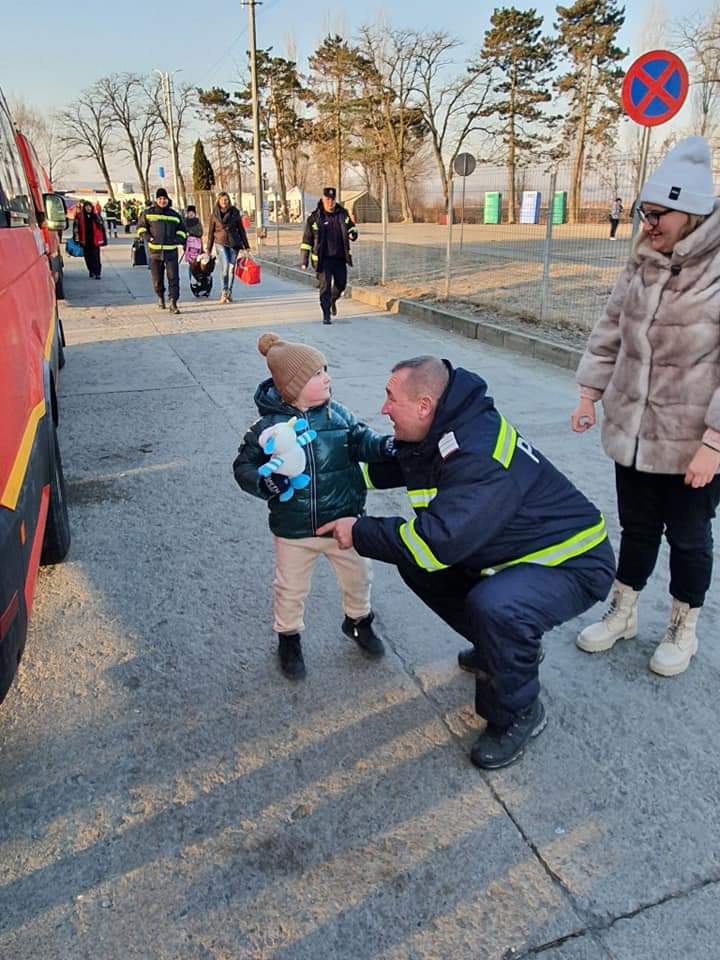 Pompierii militari, alaturi de refugiati