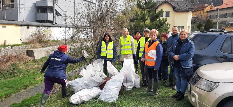 Campania „Curatam Romania”, in plina desfasurare si in Valea Jiului / Peste 30 de lucratori ai SHI Petrosani au ecologizat, marti, albiile paraielor Maleia si Banita de pe raza Petrosaniului