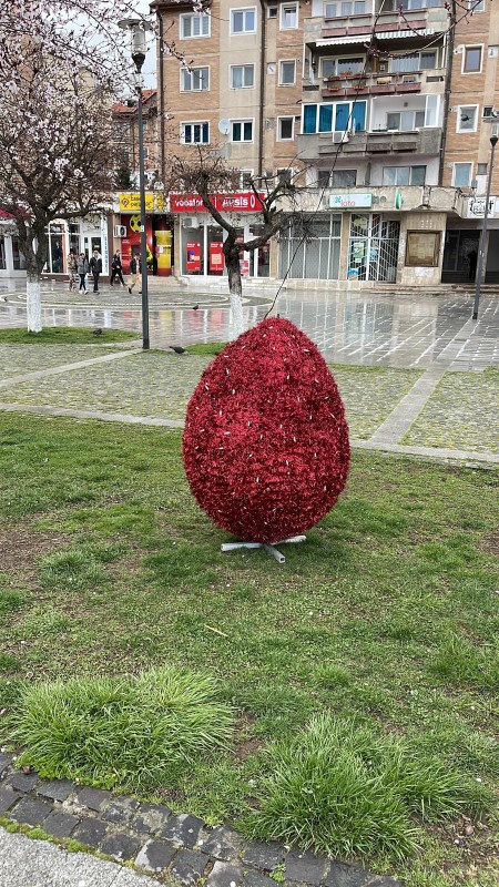 Parcul Central „Carol Schreter” din Petrosani, mai impodobit ca niciodata cu figurine si decoratiuni care simbolizeaza apropierea Sfintelor Pasti!