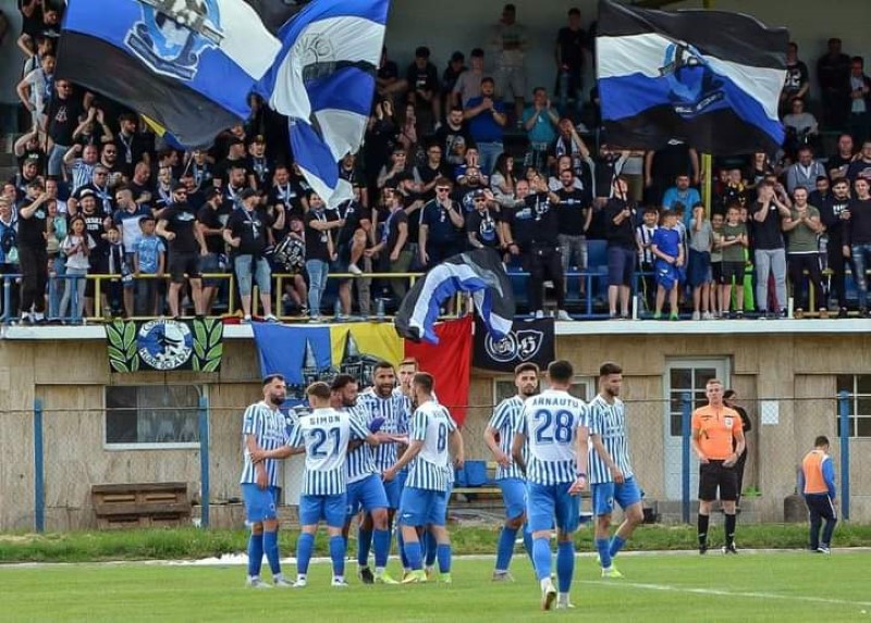 Corvinul - sustinut la baraj de suporterii aradeni