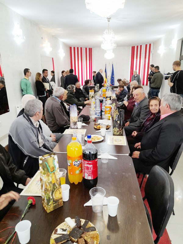 Petrila / 15 cupluri care au implinit 50 si 60 de ani de casnicie - premiate de primarie si consiliul local