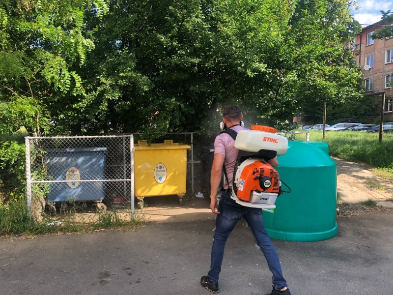Petrosani / Dezinsectia punctelor de colectare a deseurilor