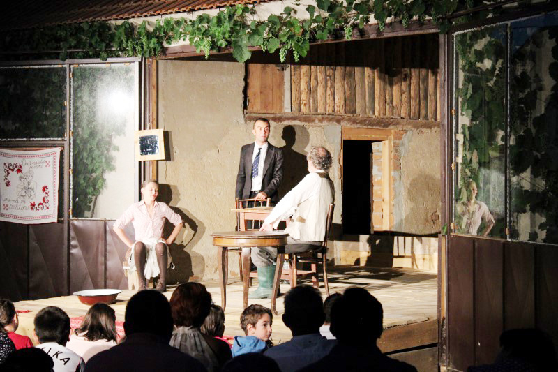 In Geoparc, peste 400 de spectatori au asistat la spectacolul de teatru „Cerere in casatorie” de A.P.Cehov
