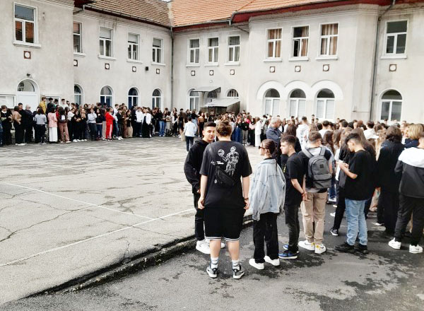 Un adevarat tur de forta luni 5 septembrie… / Primarul Petrosaniului a fost prezent la deschiderea de an scolar de la fiecare unitate de invatamant