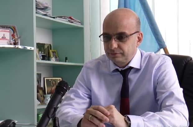 Merisanu abereaza si risca sa inghete apa cu care se bea sprit in Primarie. / ANL nu a desemnat un castigator pentru continuarea lucrarilor la locuintele destinate tinerilor vulcaneni