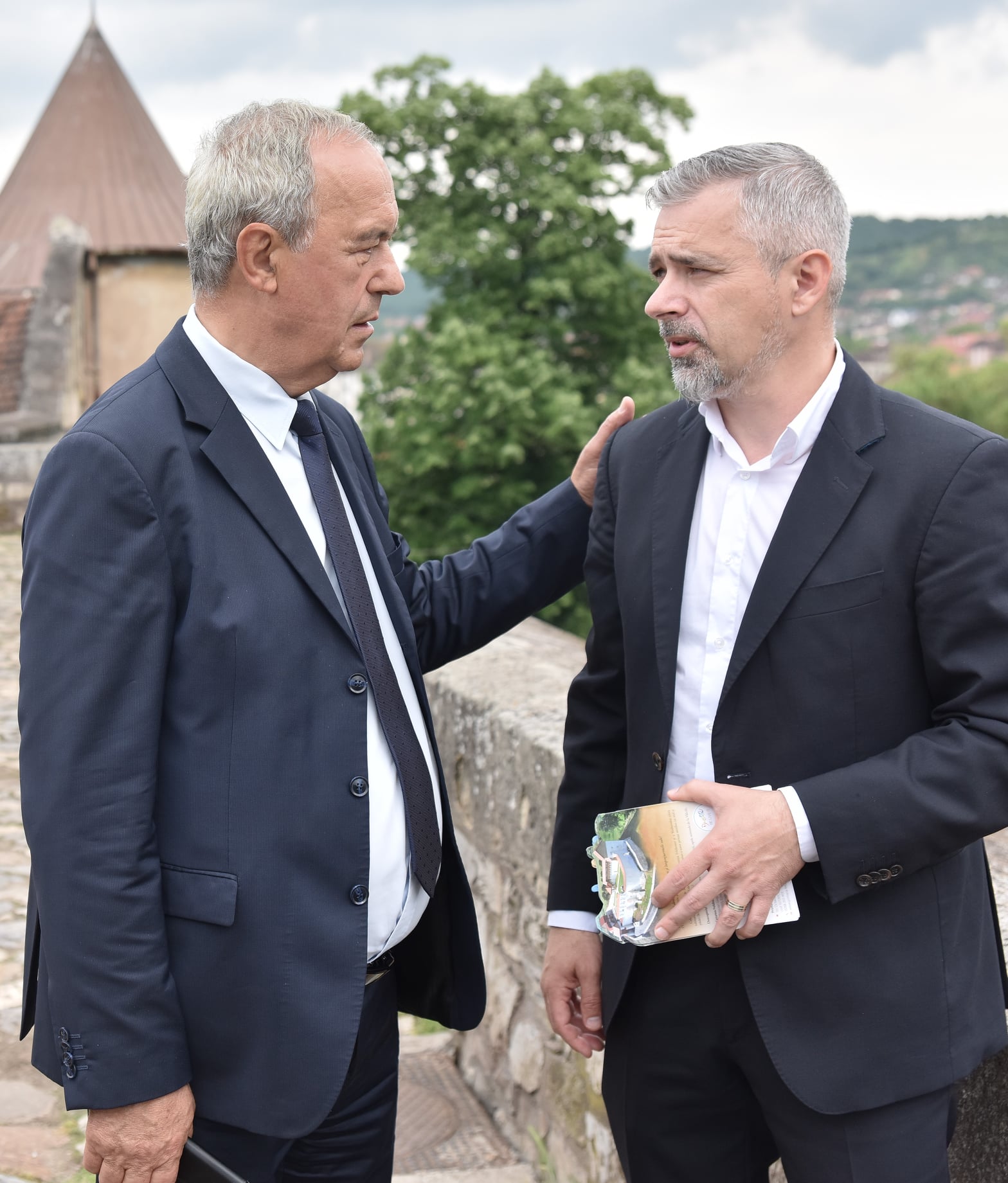 Platim in continuare incompetenta oamenilor mufati de presedintele Nistor la borcanul cu miere