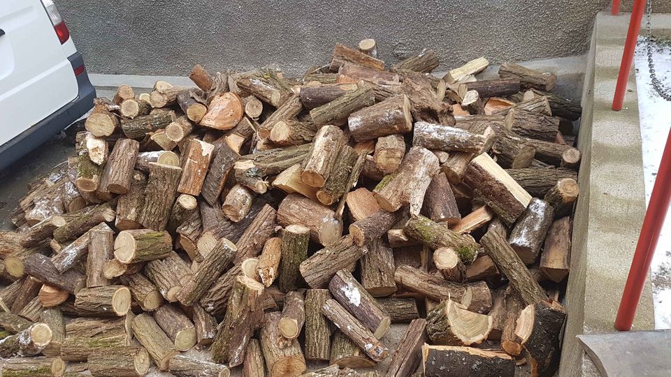 Un cetatean din Vulcan sustine ca / Lemnul de foc cu pret plafonat e de negasit