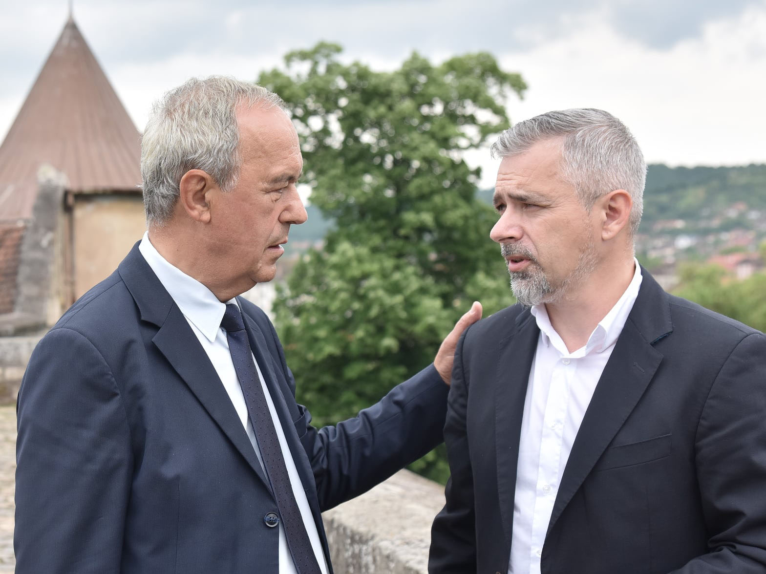 Platim in continuare incompetenta oamenilor mufati de presedintele Nistor la borcanul cu miere