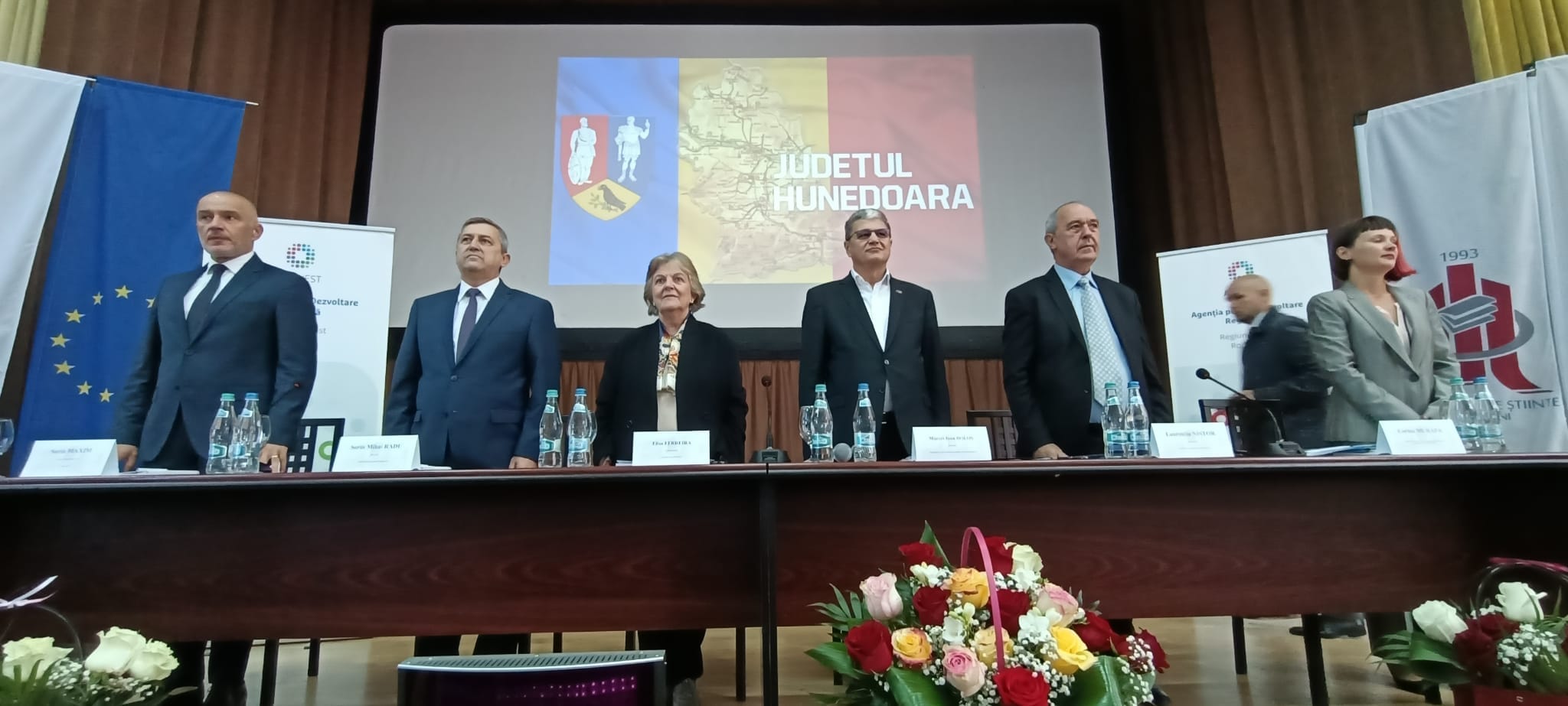 Comisarul european Elisa Ferreira si ministrul Investitiilor si Proiectelor Europene s-au aflat, joi, in Valea Jiului. Banii europeni promisi vor ajunge si in cele sase localitati