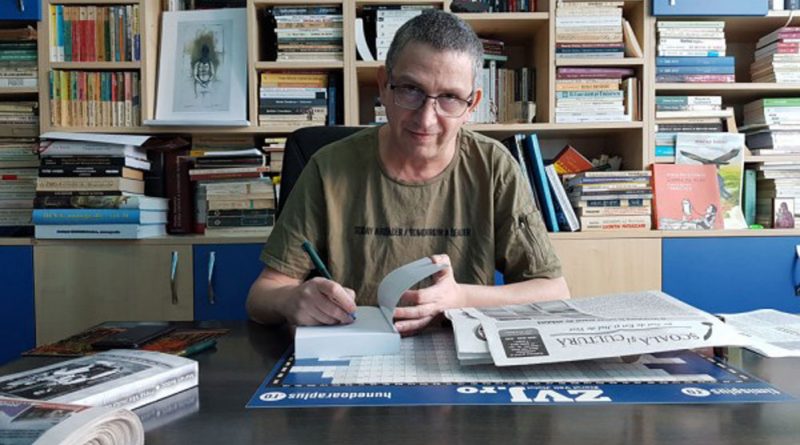 Marian Boboc va dona carti pentru refacerea mini-bibliotecii vandalizate la Petrila
