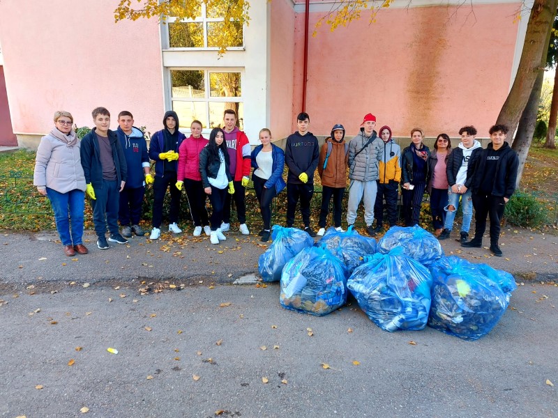 Cu sprijinul primariei Petrosani / Sute de elevi de la trei licee si o scoala gimnaziala, alaturi de zeci de cadre didactice au adunat in doar doua ceasuri 560 kg de deseuri menajere
