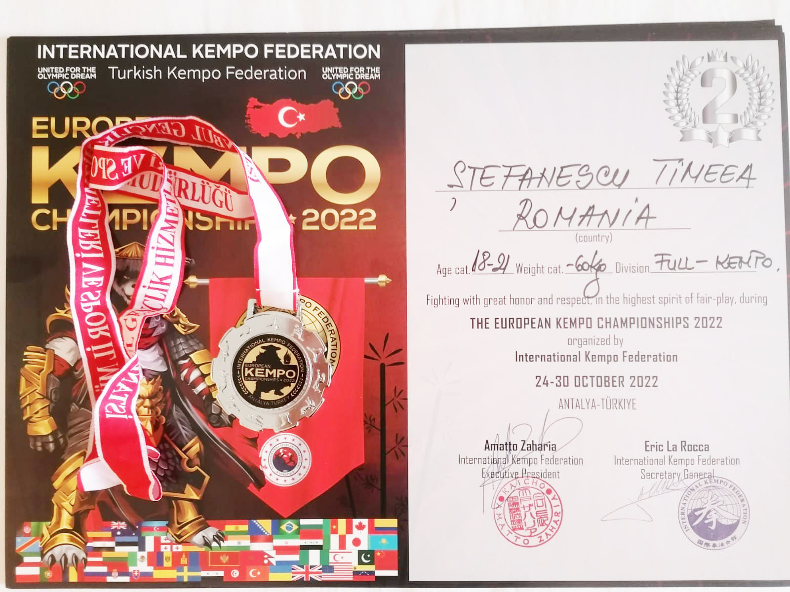 Primarul Lupeniului, mandru -  pe buna dreptate - de elevii din localitate: O karatista din Lupeni, in varsta de 16 ani, s-a intors de la Campionatul European „Kempo Championship”, din Turcia, cu trei medalii de aur si una de argint!