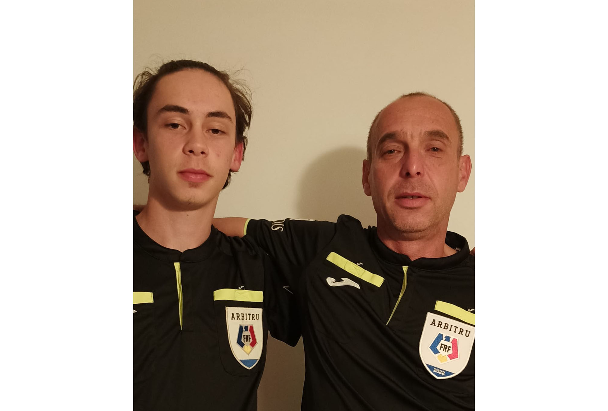 Tata si fiu isi impart fluierul la judet