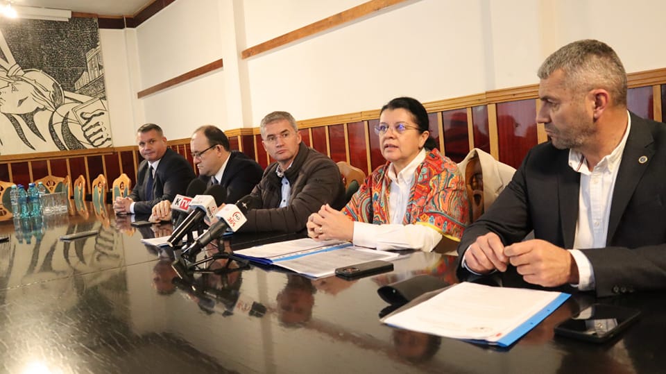 Conferinta de presa / Liberalii hunedoreni par preocupati de soarta viitorului Complex Energetic „Valea Jiului”