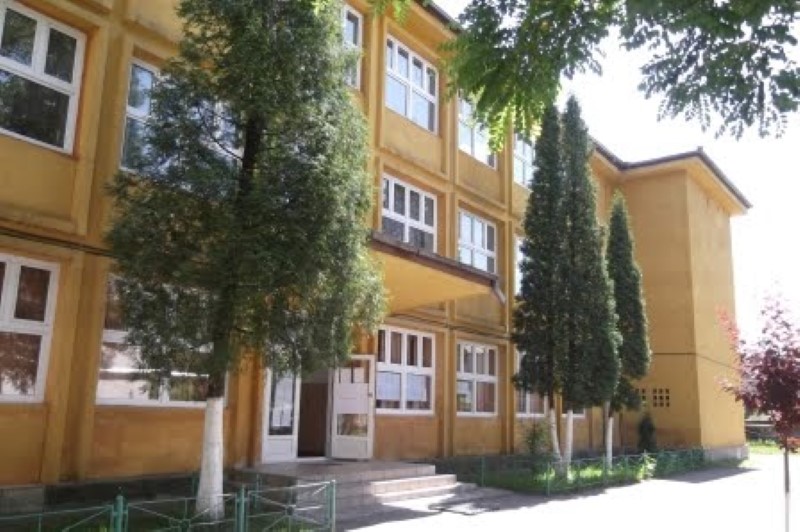 In anul scolar 2022-2023 / Primaria Lupeni acorda peste 520 de burse scolare
