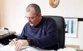 Deoarece constructorul „baga viteza, dar face si lucrari de calitate”, / Primarul Aninoasei e convins ca in 2023 (si nu in 2024, cum s-ar fi crezut) blocul social cu 73 de locuinte, din cladirea dezafectata de langa primarie, va fi finalizat!