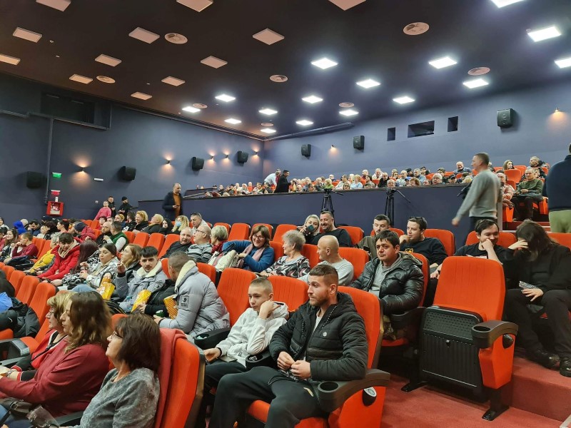 De vineri, 16 decembrie, / Lupeniul reintra pe harta localitatilor dotate cu cinematograf