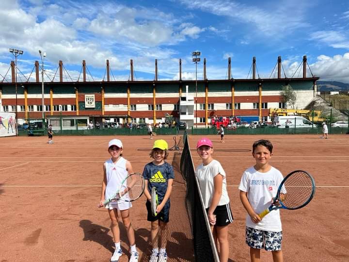 Pentru  dezvoltarea bazei de tenis de camp de la „Jiul” / 500.000 lei - sponsorizare de la fratii Paval