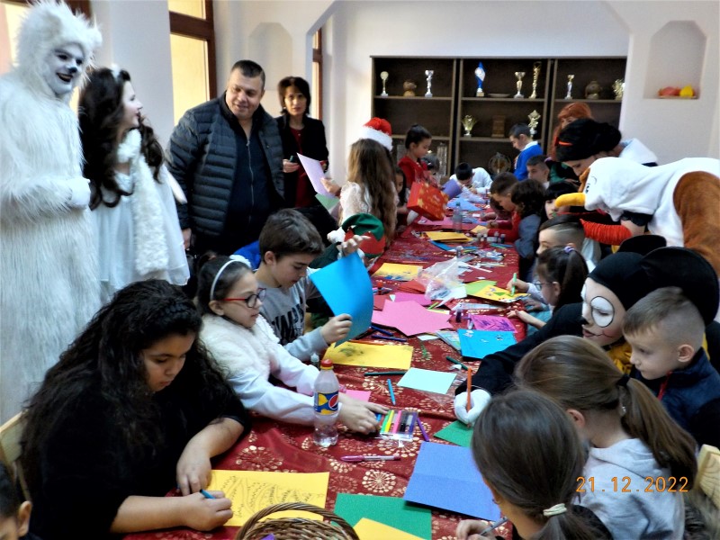 Uricani / Indemnul adresat de primar copiilor din atelierul de creativitate
